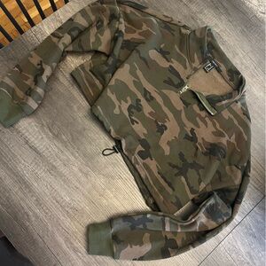 NWOT medium camo crop hoodie